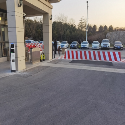 河北省紀檢監(jiān)察工作保障中心車牌識別路障翻板機